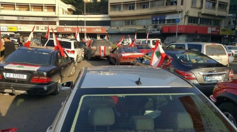 مسيرة سيارة تجوب شوارع طرابلس والميناء بمناسبة الإستقلال