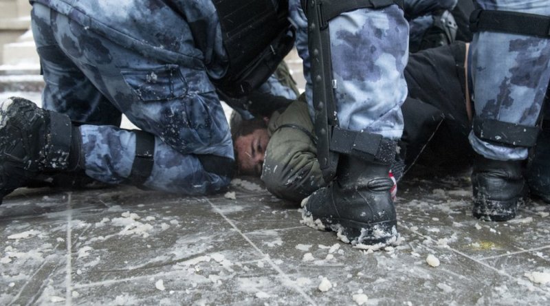 روسيا تعتقل الآلاف وتضرب طوقا أمنيا على “قلب موسكو”