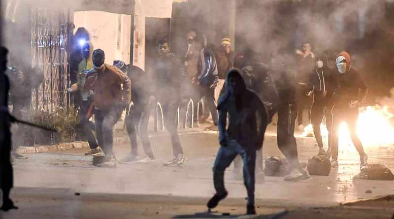 تونس تعتقل المئات وتنشر الجيش بعد اضطرابات وأحداث عنف