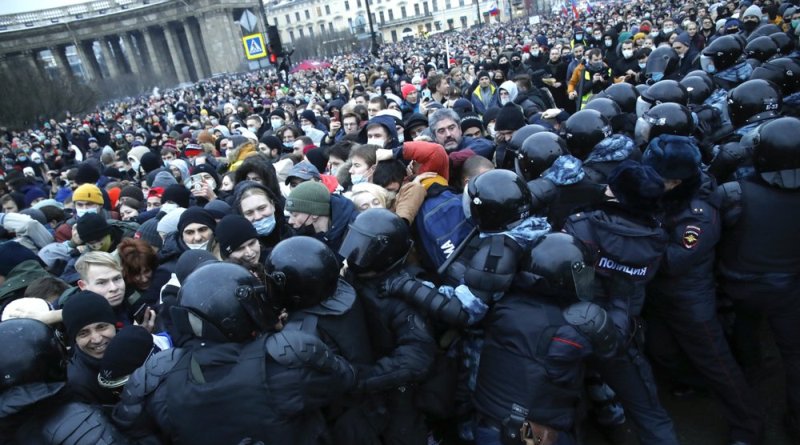 روسيا تقمع وتعتقل ما يقارب 4000 من المتظاهرين المحتجين.. تنديد دولي ومطالبة بالإفراج الفوري