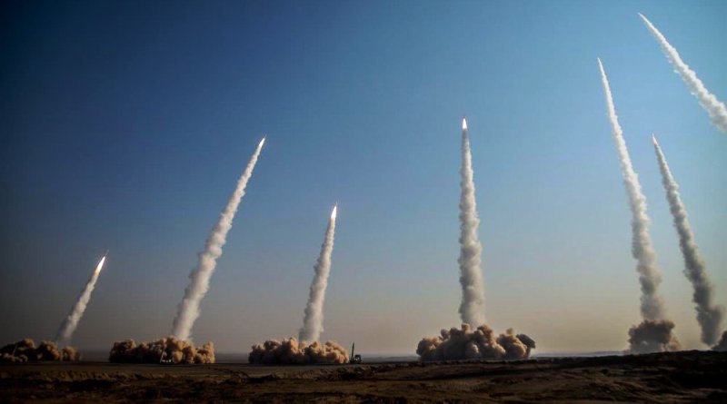 الحرس الثوري الإيراني يجري مناورات عسكرية بـ”جيل جديد” من صواريخ بالستية