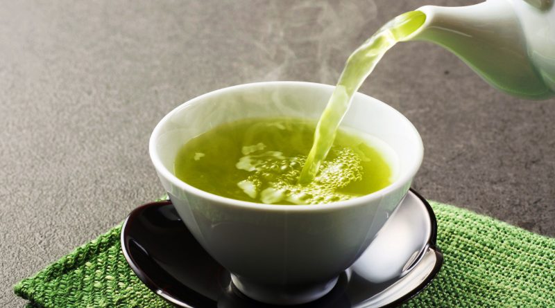 الشاي الأخضر والقهوة يفيدان الناجين من السكتات الدماغية والنوبات القلبية