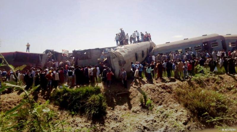تصادم قطارين في صعيد مصر يوقع عشرات القتلى والجرحى