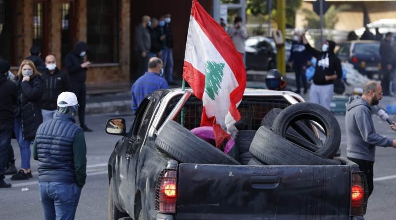 في “يوم الغضب” محتجّون على تدهور الأوضاع يقفلون طرق لبنان