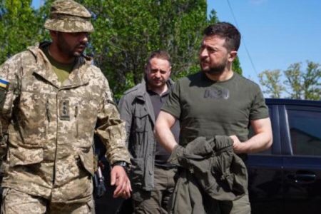 زيلينسكي يزور مواقع قرب خط المواجهة في زاباروجياموسكو: لدينا أسلحة قادرة على تدمير عدوّنا