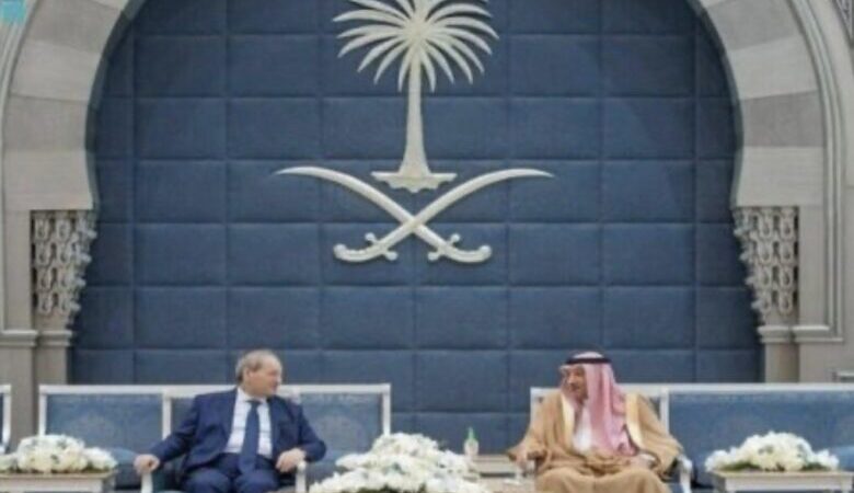 المقداد في جدة بدعوة من نظيره السعودي لبحث جهود حلّ الأزمة السورية