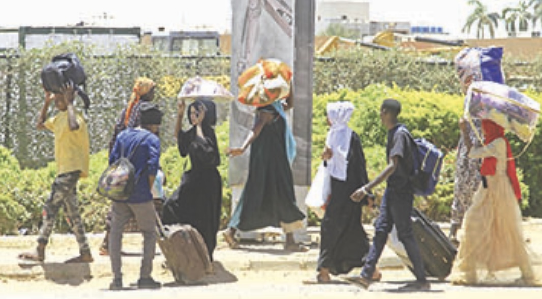 السودان: المعارك مستمرّة لليوم الخامس والآلاف يفرّون من الخرطوم وقتال عنيف في محيط القصر الرئاسي.. وقوات الدعم السريع تتّهم الجيش بـ«خرق» الهدنة