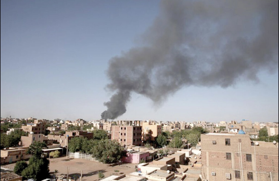 السودان.. رقعة الاشتباكات تتوسّع وسط تحذيرات من نفاد المستلزمات الطبية ودعوات أممية لحماية المدنيين