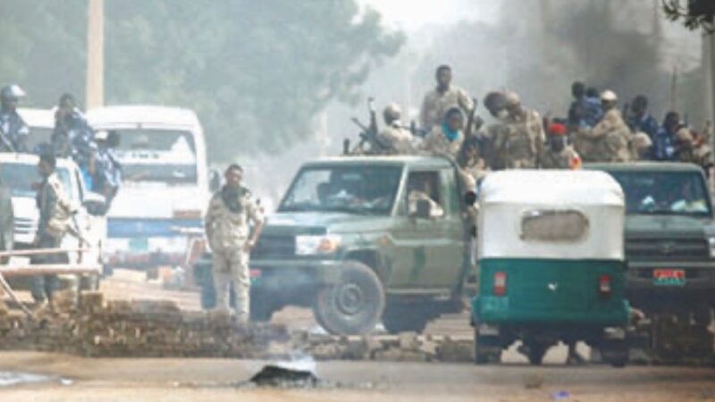 الجيش السوداني يحبط هجوماً على قاعدة جوية والمعارك تستعر في مدن عدة بينها الجنينة و أم درمان