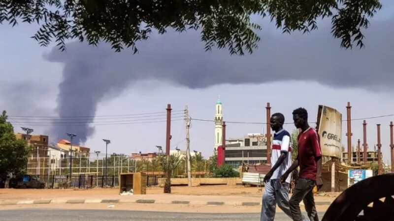 السودان.. الوقود يُباع بـ «القنينات» وأسعاره صادمة