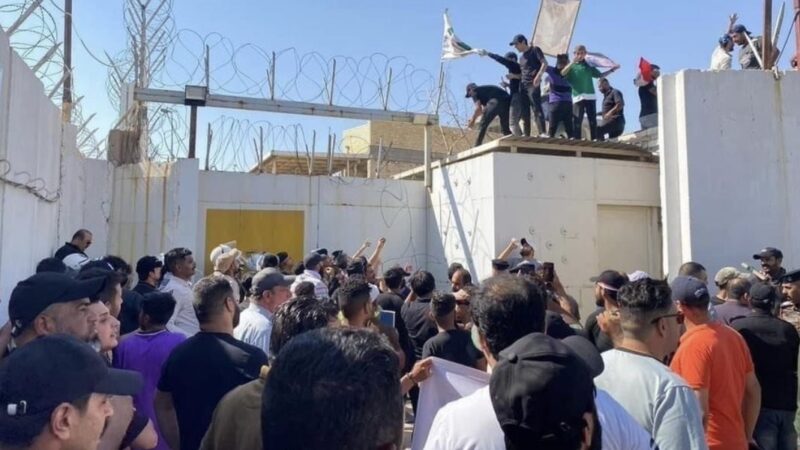 أنصار التيار الصدري يقتحمون السفارة السويدية في بغداد