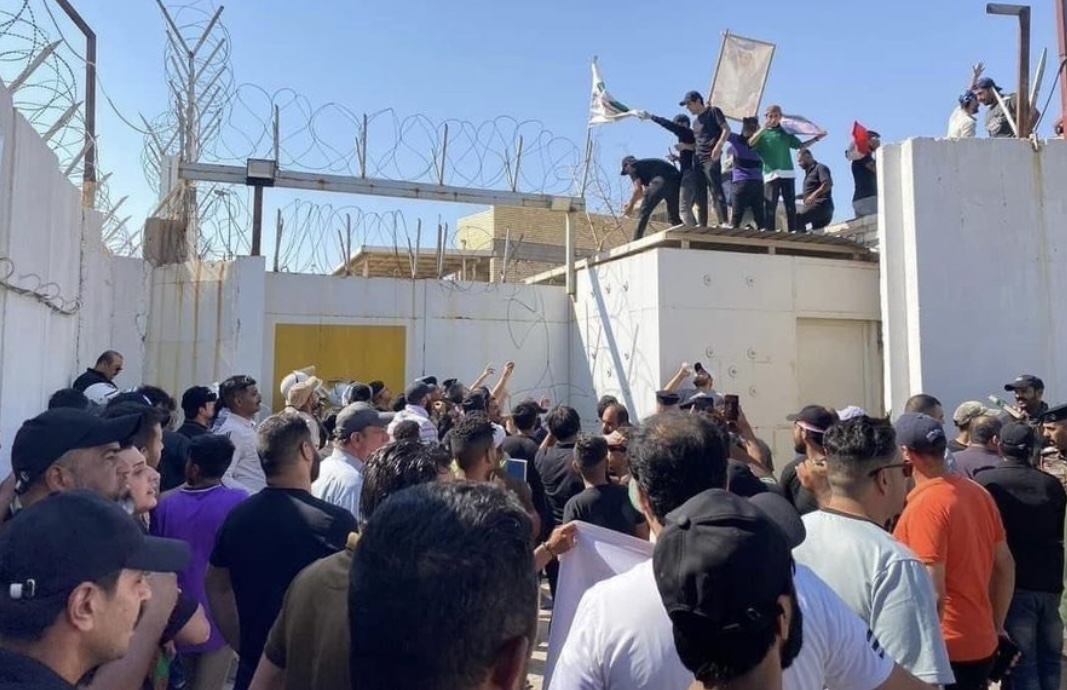 أنصار التيار الصدري يقتحمون السفارة السويدية في بغداد