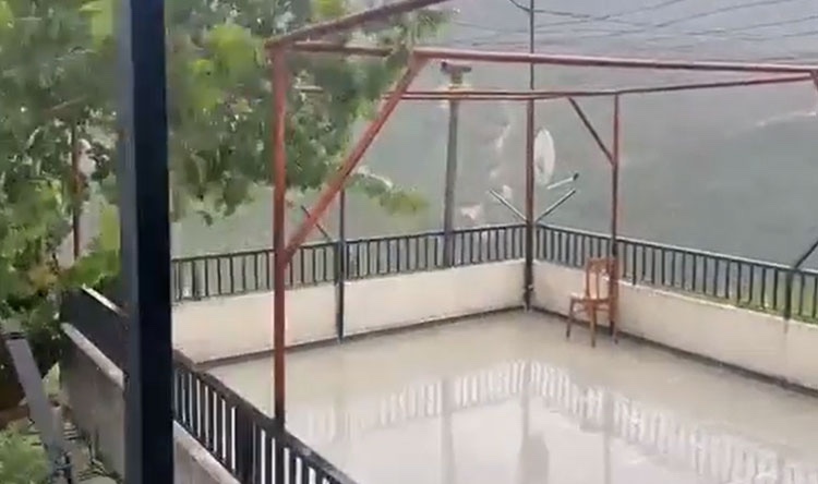 بالفيديو أمطار بـ”نص آب”