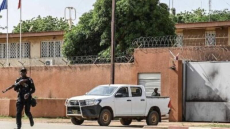 النيجر نحو طرد السفير الفرنسي وباريس «مستعدّة للرد»..