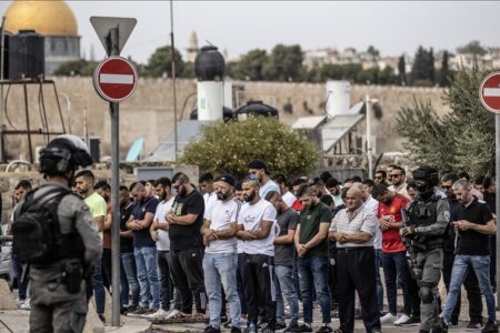 فلسطينيون يؤدون صلاة الجمعة بشوارع القدس بعد منعهم من دخول الأقصى