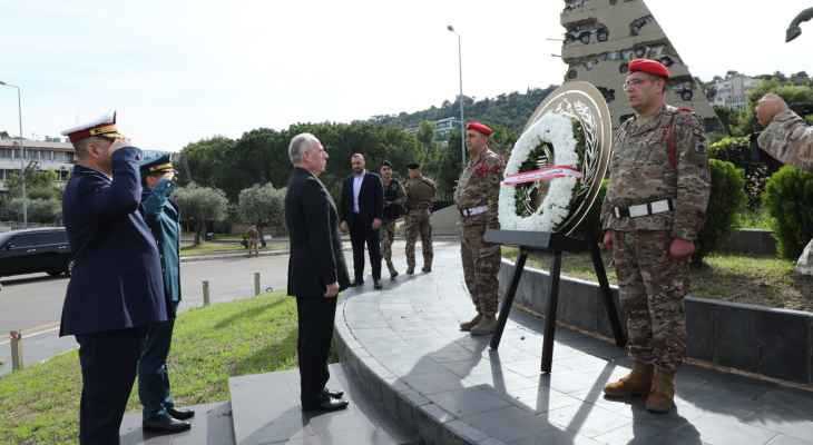 وزير الدفاع وضع اكليلا امام تمثال فخر الدين