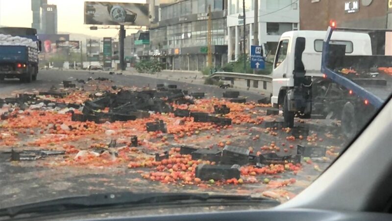 البندورة تُغرق أوتوستراد الضبية!