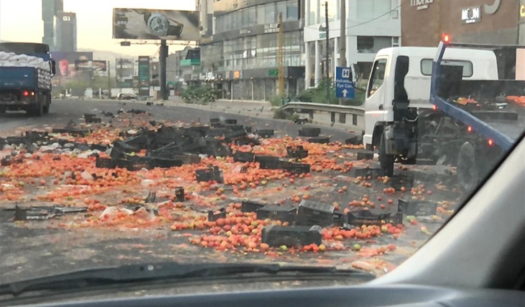 البندورة تُغرق أوتوستراد الضبية!