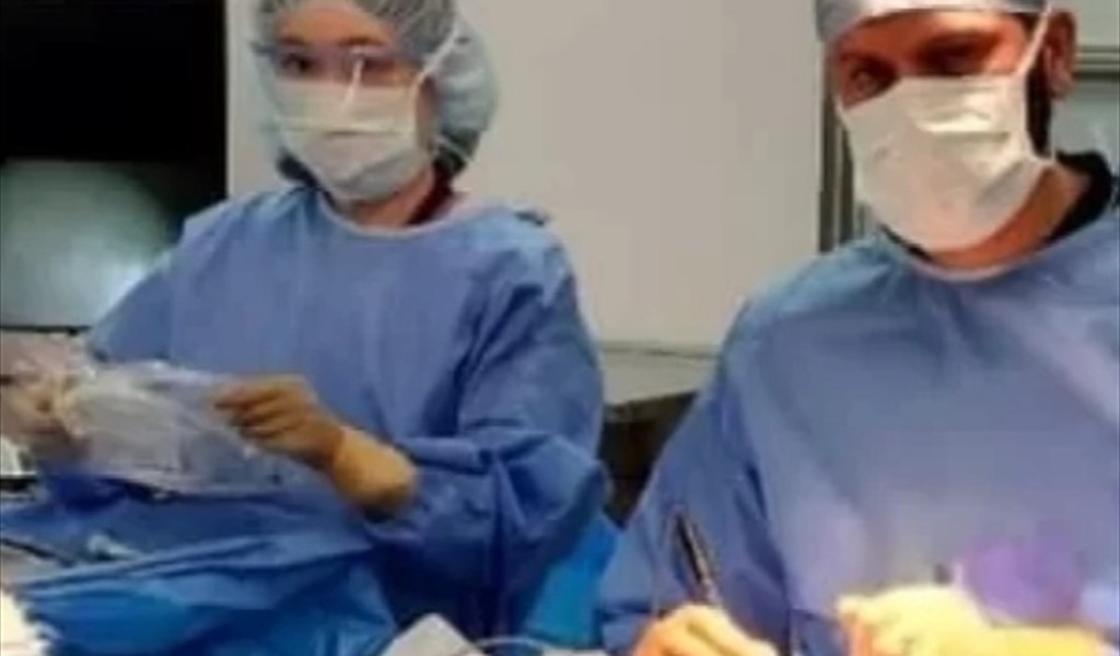 طبيب لبناني يحقق انجازاً استثنائياً في علاج حالة نادرة في اليابان