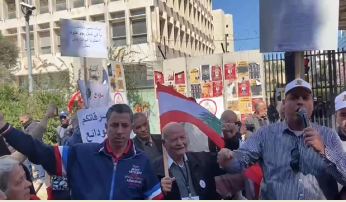 مهندسو طرابلس يحتجون أمام مصرف لبنان على عدم تحرير جزء من أموالهم