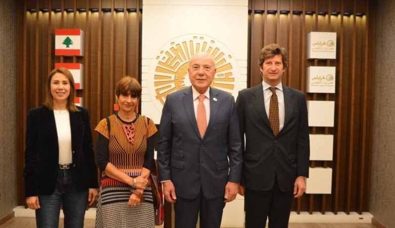 دبوسي عرض مع سفيرة الأرجنتين سبل تطوير العلاقات الاقتصادية