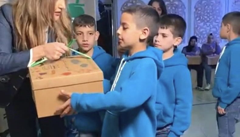 كرامي أتمت مشروع “هدية العيد” بتوزيع الهدايا على الأطفال في طرابلس