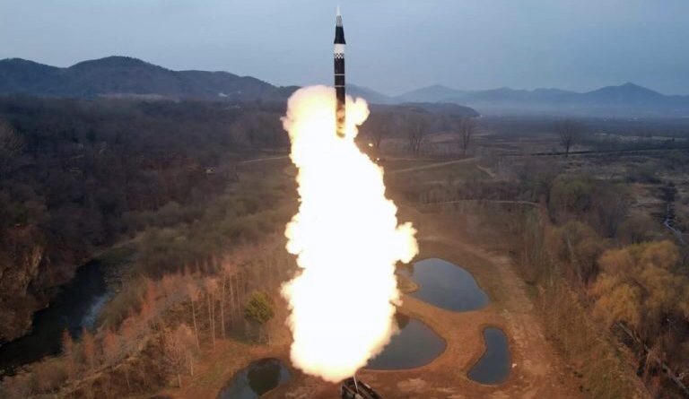 كوريا الشمالية تجري مناورة تحاكي “هجوماً نووياً مضاداً”