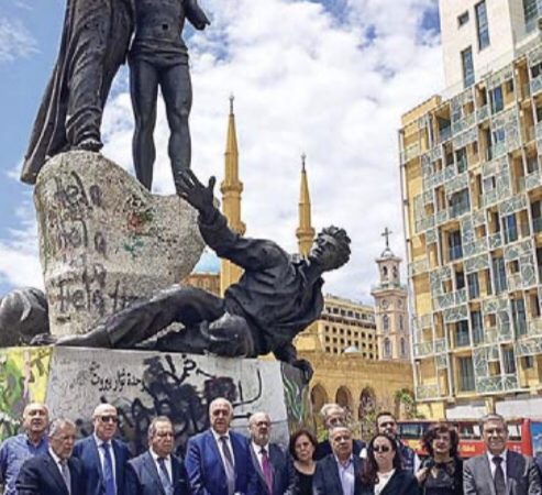 إكليل غار من نقابتي الصحافة والمحررين على قاعدة تمثال الشهداء في بيروت