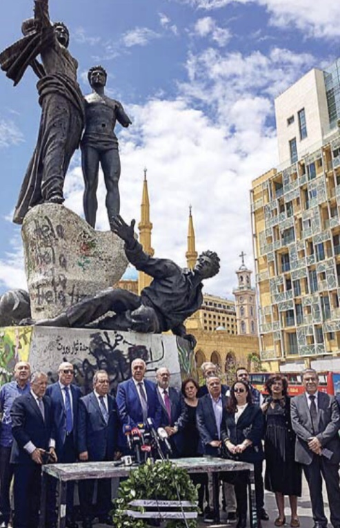 إكليل غار من نقابتي الصحافة والمحررين على قاعدة تمثال الشهداء في بيروت