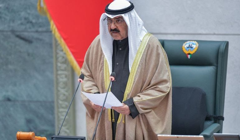 أمير الكويت يحل مجلس الأمة ويعطل بعض مواد الدستور
