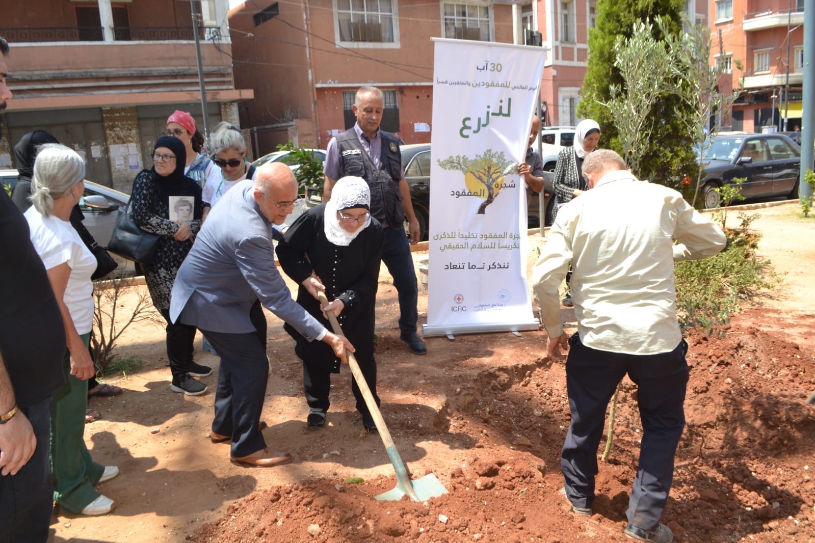 يمق شارك لجنة أهالي المفقودين بغرس “شجرة المفقود” في طرابلس: شجرة الزيتون المباركة تخليد لذكرى المفقودين ودعم للسلام والعيش المشترك