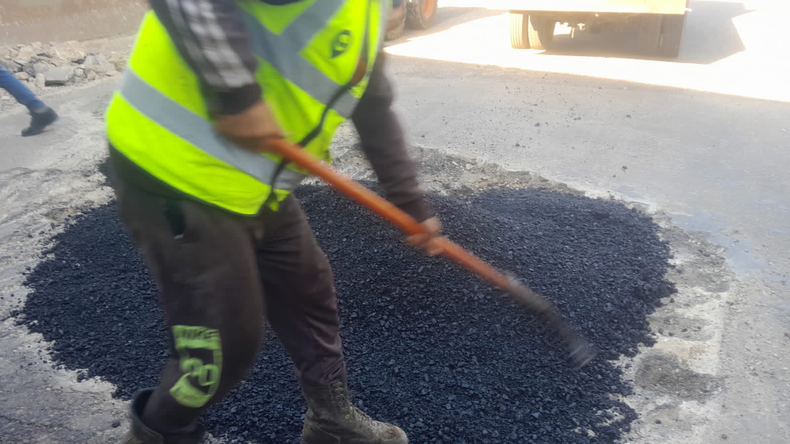 بلدية طرابلس عبدت الجور تحت جسر الاولمبي على الأوتوستراد الدولي