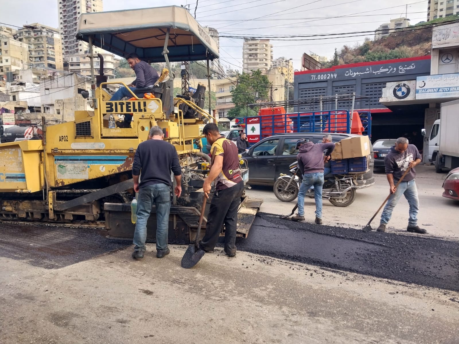 ورشة تزفيت الجور في شوارع طرابلس تواصلت في مرحلتها الثانية