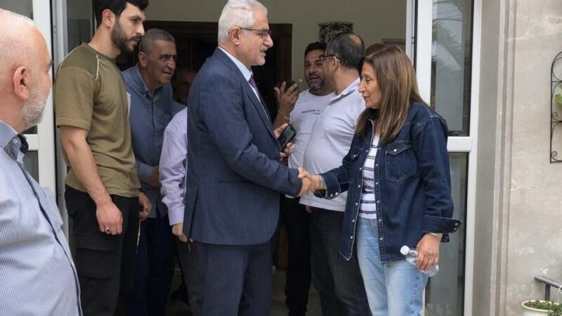تكريت تكتب التاريخ: النائب سجيع عطية يهنئ الدكتورة هلا العبدالله أول رئيسة بلدية والمجلس البلدي الكريم بحضور الاستاذ علي محمود العبدالله وجمع من البلدة