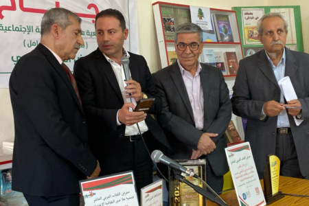 درع تكريمي من غملوش لعميد الاعلاميين في صور