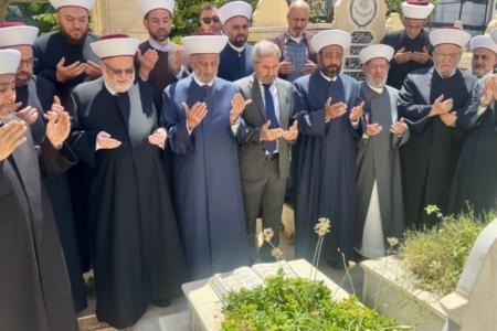 دريان زار ضريح المفتي حسن خالد: على الوعد والعهد والأمانة للوطن