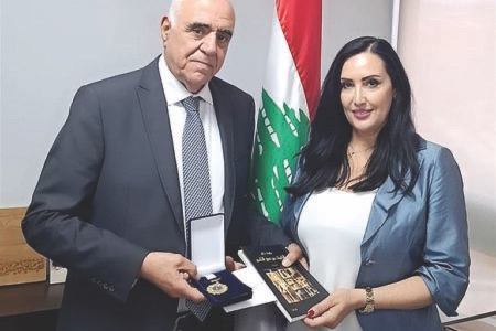 القصيفي تسلم من ماجدة داغر ديوانها “الناجيات من جمع التكسير”