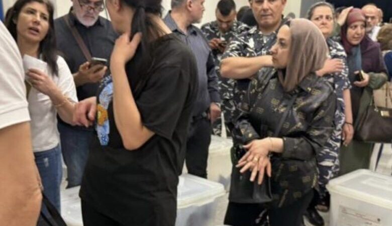 بدء وصول صناديق الاقتراع إلى قصر العدل في طرابلس واستلامها من لجان القيد 