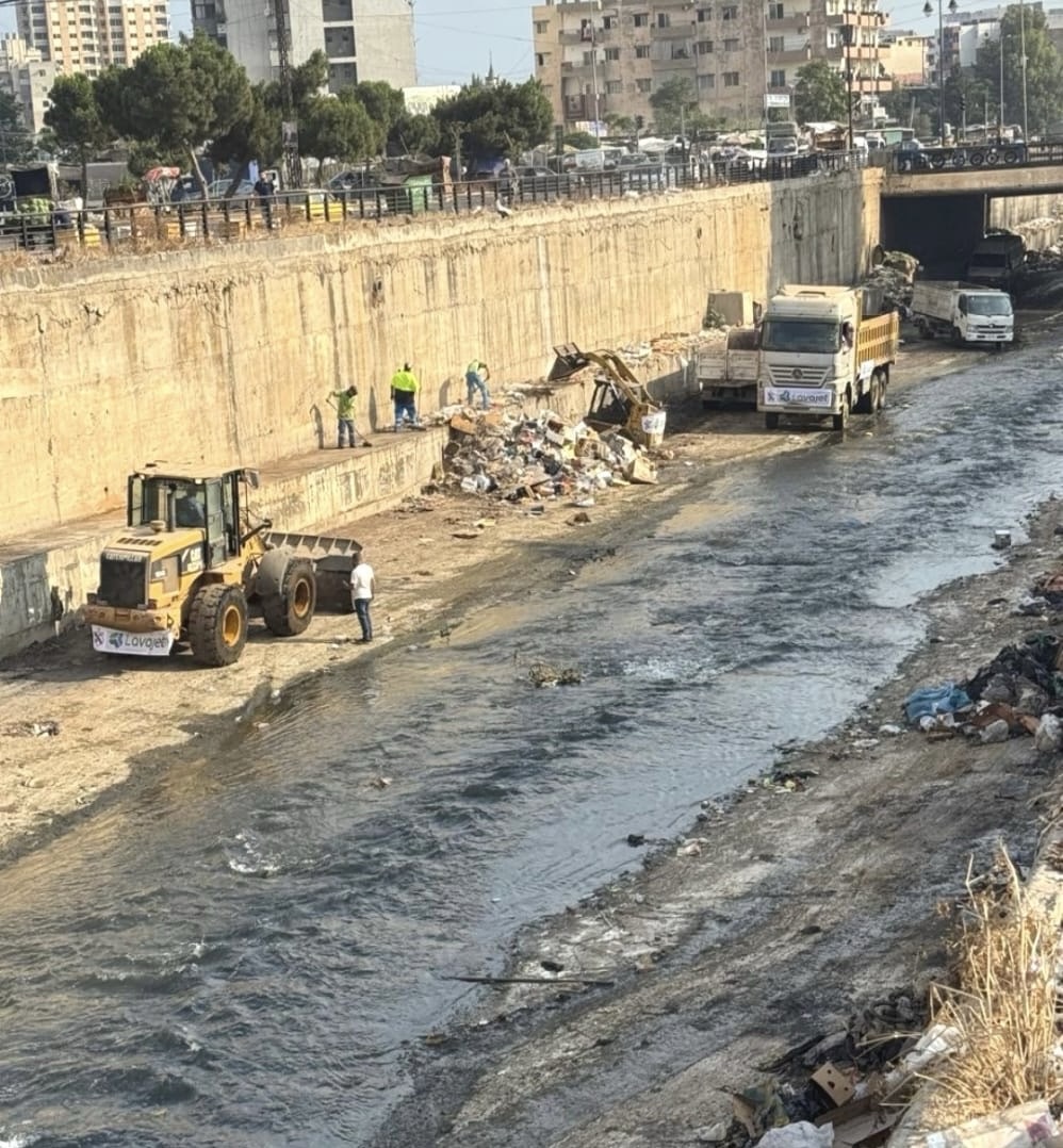 إطلاق حملة تنظيف لمجرى نهر ابو علي في طرابلس والشرطة للبلدية تنذر أصحاب المحال والبسطات