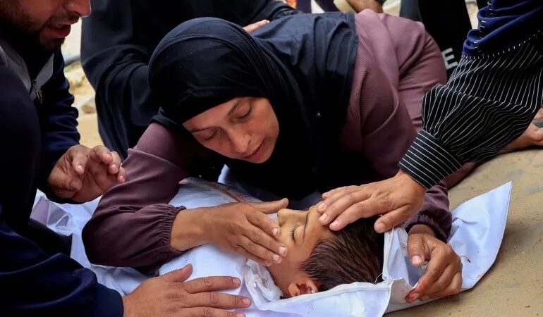 عشرات الشهداء بغارات مكثفة على غزة والاحتلال يقر بمقتل 3 من جنوده