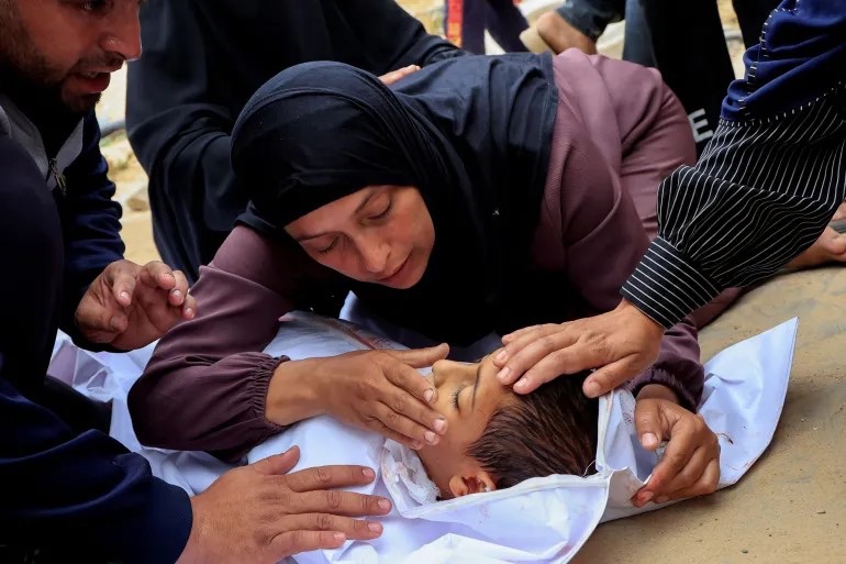 عشرات الشهداء بغارات مكثفة على غزة والاحتلال يقر بمقتل 3 من جنوده