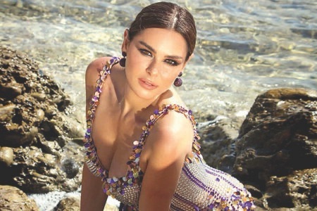 كارول الحاج ساحرة على شاطئ البحر