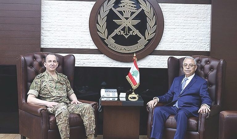 قائد الجيش التقى كرم ولحود وتفقّد كلية فؤاد شهاب