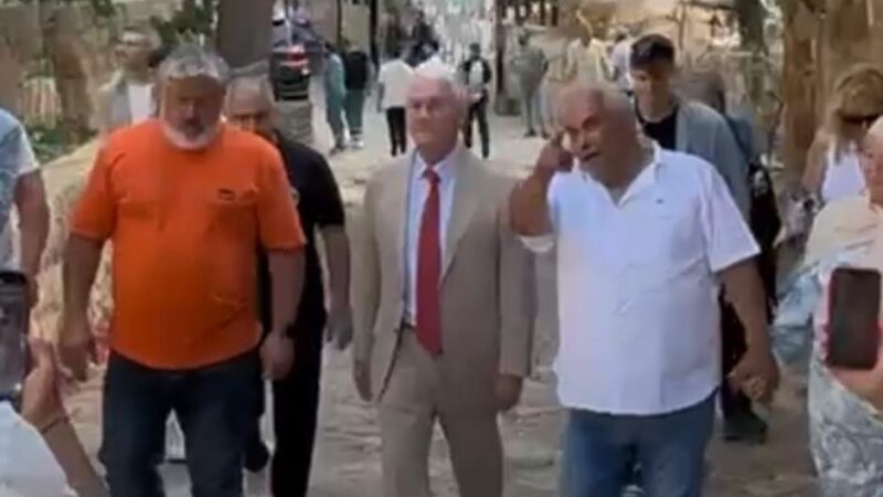 زيارة السفير الإيطالي فابريتسيو مارتشيلي ونائبه إلى قرية بدر حسون البيئية: لقاء التراث اللبناني بالإشراق الأوروبي وخطوة نحو شراكات واعدة
