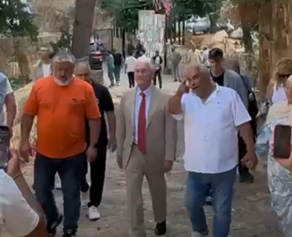 زيارة السفير الإيطالي فابريتسيو مارتشيلي ونائبه إلى قرية بدر حسون البيئية: لقاء التراث اللبناني بالإشراق الأوروبي وخطوة نحو شراكات واعدة