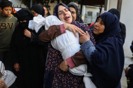 استشهاد 81 فلسطينياً بينهم 15 من المجوّعين بقصف إسرائيلي في غزة