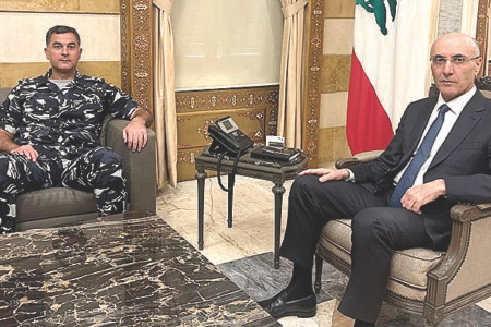 وزير الداخلية بحث مع عبد الله في دور قوى الأمن الحيوي