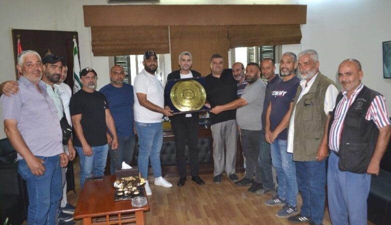عمال بلدية طرابلس كرموا رئيسها الدكتور كريمة