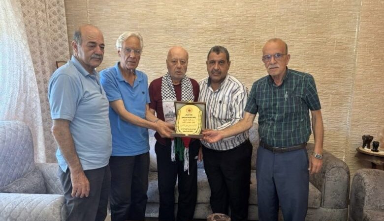 قطاع العمال في الجبهة الديمقراطية يزور المناضل النقابي الرمز علي محي الدين في النبطية ويكرّمه على مواقفه الوطنية والنقابية المؤيدة للشعب الفلسطيني.