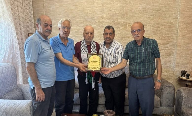 قطاع العمال في الجبهة الديمقراطية يزور المناضل النقابي الرمز علي محي الدين في النبطية ويكرّمه على مواقفه الوطنية والنقابية المؤيدة للشعب الفلسطيني.